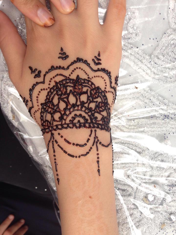 Animation tatoueuse et tatouage au henné : prestation, recherche