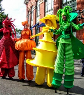 Les Colorées en Échasses